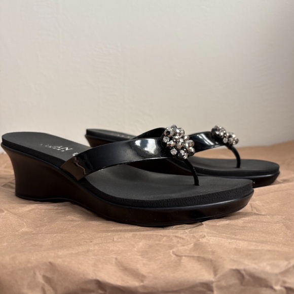Italian Shoemakers Black Wedge Sandals with Rhinestone Embellishment Size 8.5 - Picture 4 of 6